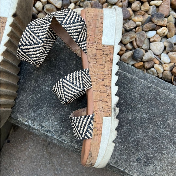 Steve Madden Platform Sandals Black and Tan - Picture 7 of 7